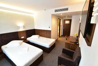 Отель Hotel Forum Плоешти Улучшенный двухместный номер с 2 отдельными кроватями-1