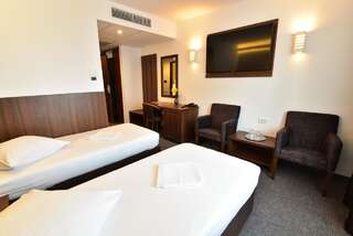 Отель Hotel Forum Плоешти Улучшенный двухместный номер с 2 отдельными кроватями-2