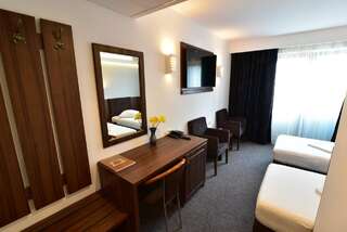 Отель Hotel Forum Плоешти Улучшенный двухместный номер с 2 отдельными кроватями-3