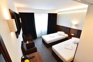 Отель Hotel Forum Плоешти Улучшенный двухместный номер с 2 отдельными кроватями-4