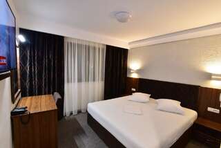 Отель Hotel Forum Плоешти Улучшенный двухместный номер с 1 кроватью-8
